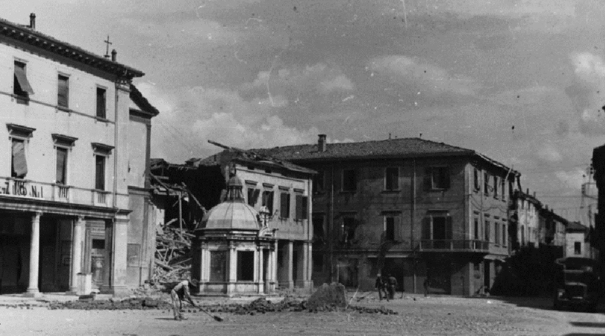 Rimini, Piazza Giulio Cesare oggi Piazza Tre Martiri - 1945. Rimini, Piazza Giulio Cesare oggi Piazza Tre Martiri - 1945.