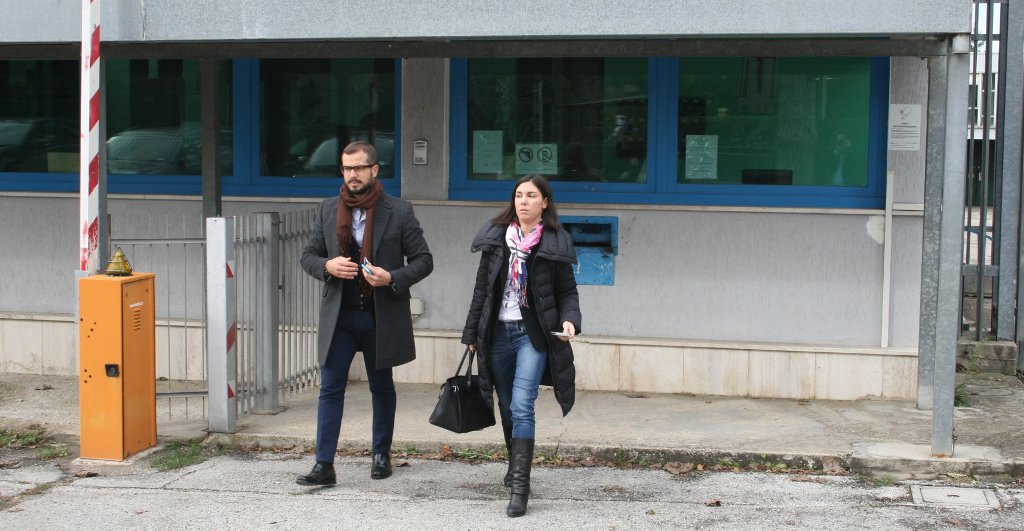 L'avvocato Davide Grassi, garante dei diritti dei detenuti di Rimini, e la deputata Giulia Sarti, dopo una visita al carcere riminese. foto Movimento 5 stelle Davide Grassi e la deputata Giulia Sarti