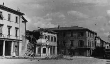 Rimini, Piazza Giulio Cesare oggi Piazza Tre Martiri - 1945.